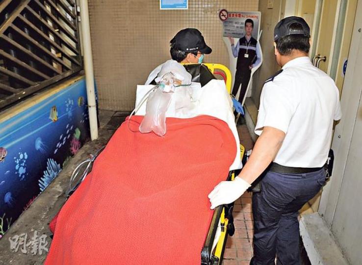 56歲工人陳耀華(圖)因勇救工友,其手、面及胸口均被燒傷,送院時需戴上氧氣罩協助呼吸。(蔡方山攝) 56歲工人陳耀華(圖)因勇救工友,其手、面及胸口均被燒傷,送院時需戴上氧氣罩協助呼吸。(蔡方山攝)