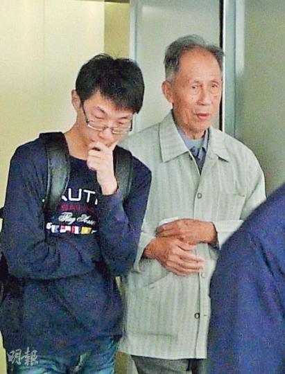 案中傷者陳子森(左)與死者庄永坑分屬同鄉,陳昨與庄父(右)一同聽審。事發至今,陳仍需覆診,未能工作。庄父則指其子因本案離世,被告只被監禁5年,刑罰過短。(何偉畧攝) 案中傷者陳子森(左)與死者庄永坑分屬同鄉,陳昨與庄父(右)一同聽審。事發至今,陳仍需覆診,未能工作。庄父則指其子因本案離世,被告只被監禁5年,刑罰過短。(何偉畧攝)