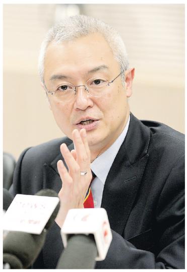 通訊事務管理局主席何沛謙重申,3G頻譜不應變成「世襲制」,故引入競爭是好事。(葉家豪攝)(明報製圖) 通訊事務管理局主席何沛謙重申,3G頻譜不應變成「世襲制」,故引入競爭是好事。(葉家豪攝)(明報製圖)