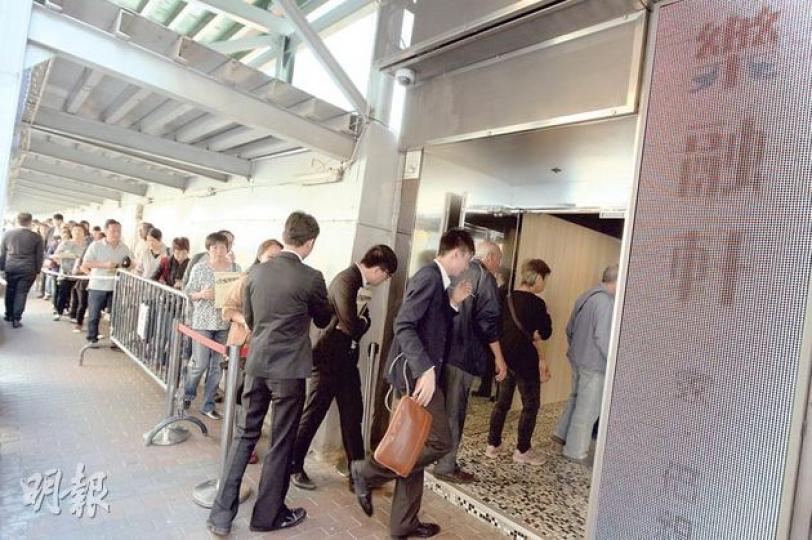 房協樂融軒昨首度向公眾開放示範單位,現場人龍據估計逾百人;市場估計,樂融軒全日共錄得逾2000人參觀示範單位。(葉家豪攝)睇樓客關太表示,樂融軒長幼共融的概念不錯,打算與兒子媳婦由元朗搬過去,但擔心日後若將樓盤轉售,不能再續租該長者單位。(葉家豪攝) 房協樂融軒昨首度向公眾開放示範單位,現場人龍據估計逾百人;市場估計,樂融軒全日共錄得逾2000人參觀示範單位。(葉家豪攝)睇樓客關太表示,樂融軒長幼共融的概念不錯,打算與兒子媳婦由元朗搬過去,但擔心日後若將樓盤轉售,不能再續租該長者單位。(葉家豪攝)