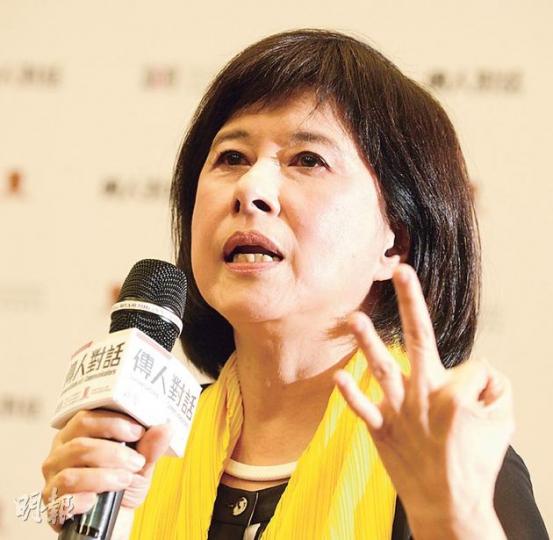前廣播處長張敏儀昨晚出席中大新傳學院講座,點名稱讚學民思潮黃之鋒、中大女生鄧敏琳、通訊局主席何沛謙及牌照報告顧問伍珮瑩,形容他們在言論自由愈加收緊下,表現敢言又清醒,認為香港未來「仍然非絕望」。(劉焌陶攝) 前廣播處長張敏儀昨晚出席中大新傳學院講座,點名稱讚學民思潮黃之鋒、中大女生鄧敏琳、通訊局主席何沛謙及牌照報告顧問伍珮瑩,形容他們在言論自由愈加收緊下,表現敢言又清醒,認為香港未來「仍然非絕望」。(劉焌陶攝)