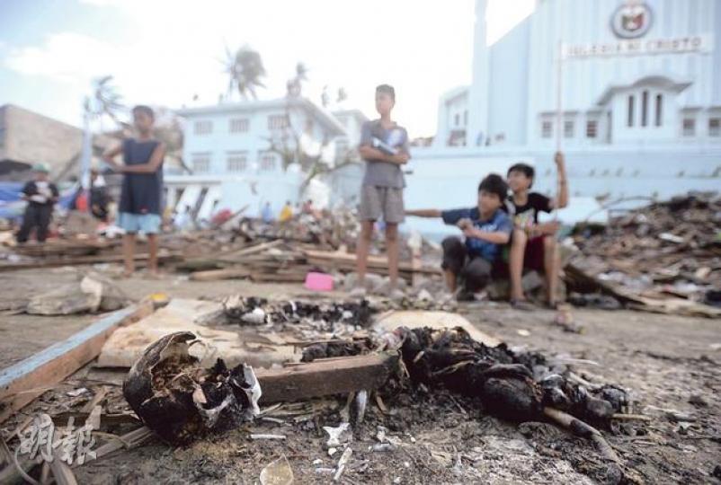 塔克洛班市兩名分別2歲及12歲的姊妹在「海燕」的風暴潮中喪生,但並無被政府人員送往停屍處,反而就地火化。火化手法極粗疏,屍體仍殘留部分腦組織及筋肉。(盧翊銘攝) 塔克洛班市兩名分別2歲及12歲的姊妹在「海燕」的風暴潮中喪生,但並無被政府人員送往停屍處,反而就地火化。火化手法極粗疏,屍體仍殘留部分腦組織及筋肉。(盧翊銘攝)