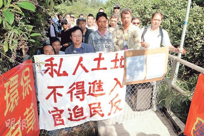 西灣村民抗議政府刊憲將該村納入郊野公園,臨時以鐵絲網及橫額封閉出入村的必經之路,事前無通知樂施會,令大會失預算。毅行者跑手無法進入設在該村的1號檢查站,唯有改路前往2號檢查站。(湯俊彥攝)因村民封路,大會決定改道,現場所見參賽者穿過山路石級到達吹筒坳後,不能轉入圖左方往西灣村山路,只能轉向圖右方的西灣亭方向前行。現場有警員及大會職員指示。(湯俊彥攝)樂施會早前向西灣村長黎恩租借士多對開地方設檢查站及擺放物資,並向黎恩支付1000元作費用,黎恩已簽署文件作實。不過黎表示,前晚臨時決定封路抗議,並不 西灣村民抗議政府刊憲將該村納入郊野公園,臨時以鐵絲網及橫額封閉出入村的必經之路,事前無通知樂施會,令大會失預算。毅行者跑手無法進入設在該村的1號檢查站,唯有改路前往2號檢查站。(湯俊彥攝)因村民封路,大會決定改道,現場所見參賽者穿過山路石級到達吹筒坳後,不能轉入圖左方往西灣村山路,只能轉向圖右方的西灣亭方向前行。現場有警員及大會職員指示。(湯俊彥攝)樂施會早前向西灣村長黎恩租借士多對開地方設檢查站及擺放物資,並向黎恩支付1000元作費用,黎恩已簽署文件作實。不過黎表示,前晚臨時決定封路抗議,並不