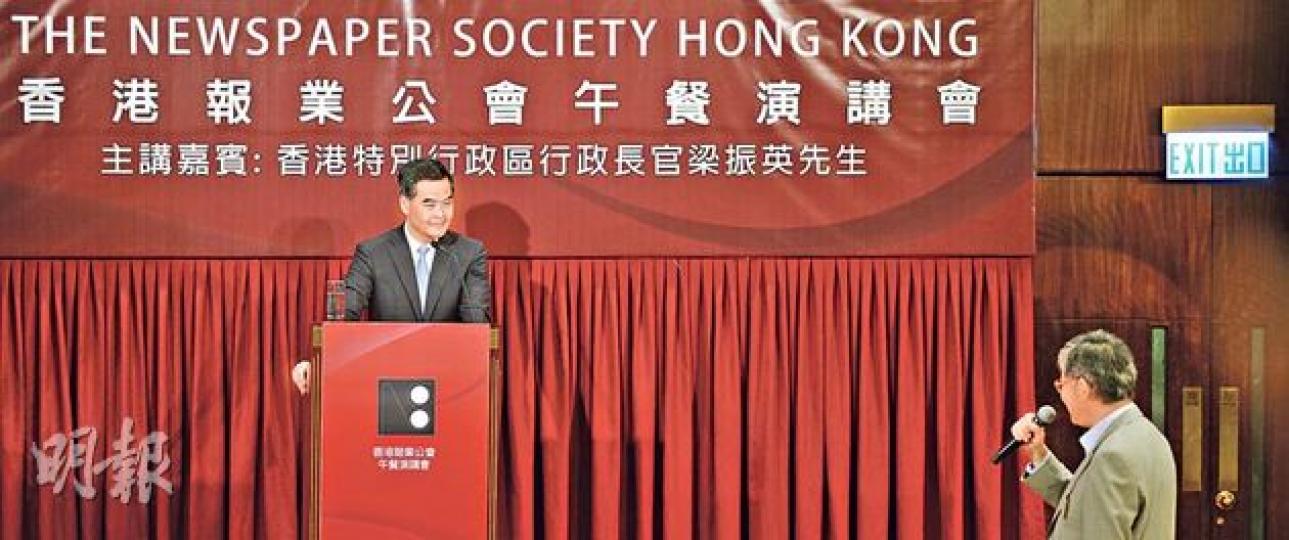 《am730》兼中原地產創辦人施永青(右),噚日叫特首梁振英(左)考慮批地時多加入首置優先等條款等。CY就質疑首置優先難執行,反問到時係咪要政府逐戶拍門核對住戶身分。台上台下,舌劍唇槍。(余俊亮攝) 《am730》兼中原地產創辦人施永青(右),噚日叫特首梁振英(左)考慮批地時多加入首置優先等條款等。CY就質疑首置優先難執行,反問到時係咪要政府逐戶拍門核對住戶身分。台上台下,舌劍唇槍。(余俊亮攝)