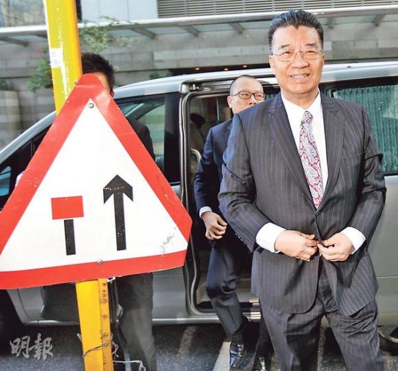 劉夢熊(圖)昨在休庭期間,興致勃勃地向記者講解宋高宗為保王位而剷除岳飛的故事,問劉夢熊是否以宋高宗比喻梁振英,劉還未及回答就被其律師拉開一旁。劉其後在庭外引述文徵明的《滿江紅》「慨當初,倚飛何重,後來何酷!果是功成身合死?可憐事去言難贖。最無辜、堪恨更堪悲,風波獄。」以及韓世忠所說的「『莫須有』三字,何以服天下!」(李紹昌攝) 劉夢熊(圖)昨在休庭期間,興致勃勃地向記者講解宋高宗為保王位而剷除岳飛的故事,問劉夢熊是否以宋高宗比喻梁振英,劉還未及回答就被其律師拉開一旁。劉其後在庭外引述文徵明的《滿江紅》「慨當初,倚飛何重,後來何酷!果是功成身合死?可憐事去言難贖。最無辜、堪恨更堪悲,風波獄。」以及韓世忠所說的「『莫須有』三字,何以服天下!」(李紹昌攝)