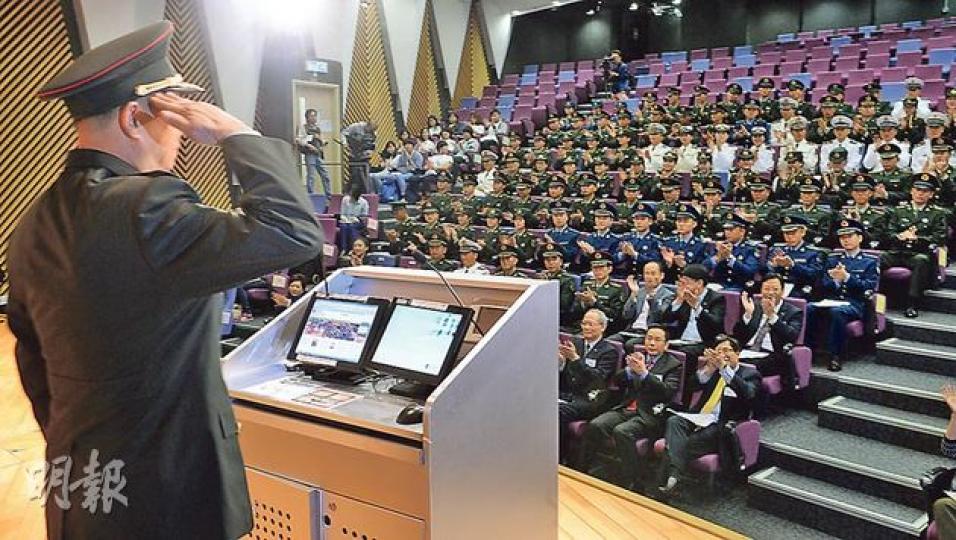 解放軍駐港部隊副司令員陳維展(敬禮者)昨說,中環海濱擬作軍事碼頭的用地,用途已在中英雙方協議的文件寫得清清楚楚,不明香港人反對什麼。(劉焌陶攝) 解放軍駐港部隊副司令員陳維展(敬禮者)昨說,中環海濱擬作軍事碼頭的用地,用途已在中英雙方協議的文件寫得清清楚楚,不明香港人反對什麼。(劉焌陶攝)