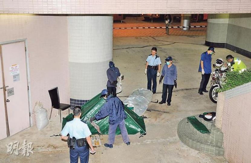 在海怡半島巴士總站猝死的七旬清潔工,疑早於前晚7時許已病發猝死在圖左方椅上,逾5小時後始被發現,屍體由仵工舁送殮房。(蔡方山攝) 在海怡半島巴士總站猝死的七旬清潔工,疑早於前晚7時許已病發猝死在圖左方椅上,逾5小時後始被發現,屍體由仵工舁送殮房。(蔡方山攝)