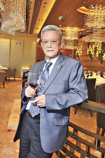 資深酒評家黃雅歷(陳淑安、林俊源攝)評審之一,香港葡萄酒評審協會主席梁衛民。(陳淑安、林俊源攝)評審總監、香港葡萄酒評審協會創辦人鄺英志。(陳淑安、林俊源攝)初賽於內地舉行,由內地葡萄酒專家從100款參賽酒中選出30款;之後於香港舉行複賽與決賽,由十多位本地酒評人蒙瓶選出得獎酒。(陳淑安、林俊源攝)是次比賽由十多位本地葡萄酒專家、酒評人擔任評審,他們認為中國葡萄酒尚未成熟,期望將來可發展獨特風土個性。(陳淑安、林俊源攝) 資深酒評家黃雅歷(陳淑安、林俊源攝)評審之一,香港葡萄酒評審協會主席梁衛民。(陳淑安、林俊源攝)評審總監、香港葡萄酒評審協會創辦人鄺英志。(陳淑安、林俊源攝)初賽於內地舉行,由內地葡萄酒專家從100款參賽酒中選出30款;之後於香港舉行複賽與決賽,由十多位本地酒評人蒙瓶選出得獎酒。(陳淑安、林俊源攝)是次比賽由十多位本地葡萄酒專家、酒評人擔任評審,他們認為中國葡萄酒尚未成熟,期望將來可發展獨特風土個性。(陳淑安、林俊源攝)
