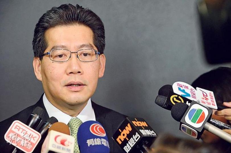 商務及經濟發展局長蘇錦樑表示,重拍3G頻譜增競爭與拒絕增發3個電視牌照的決定無矛盾。(鄧宗弘攝) 商務及經濟發展局長蘇錦樑表示,重拍3G頻譜增競爭與拒絕增發3個電視牌照的決定無矛盾。(鄧宗弘攝)