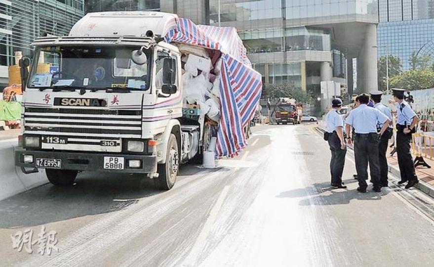 貨車轉入博覽道時疑車身稍稍傾斜,未有妥善綁緊的65桶白色乳膠漆從拖架左邊前方缺口拋跌路中,溢出的白色乳膠漆將路面染白,驟眼看有點像「雪路」。(湯俊彥攝)從高處下望,可見灣仔會展對開長約70米的博覽道被打翻的白色乳膠漆染成白色。(湯俊彥攝) 貨車轉入博覽道時疑車身稍稍傾斜,未有妥善綁緊的65桶白色乳膠漆從拖架左邊前方缺口拋跌路中,溢出的白色乳膠漆將路面染白,驟眼看有點像「雪路」。(湯俊彥攝)從高處下望,可見灣仔會展對開長約70米的博覽道被打翻的白色乳膠漆染成白色。(湯俊彥攝)