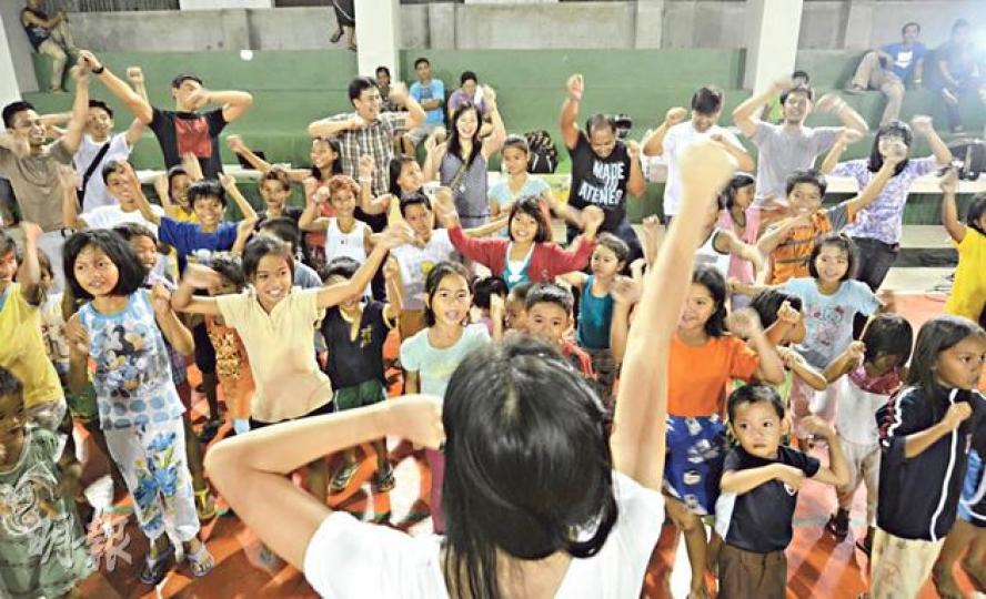 菲律賓宿霧當地教會派出青年義工,前往該市Tinago體育館災民中心,與飽受風災折磨的孩童唱歌跳舞,希望這些與至親失散的孩子暫忘顛沛流離之苦。(覃純健攝) 菲律賓宿霧當地教會派出青年義工,前往該市Tinago體育館災民中心,與飽受風災折磨的孩童唱歌跳舞,希望這些與至親失散的孩子暫忘顛沛流離之苦。(覃純健攝)