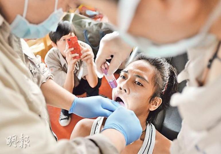台灣路竹會派出龐大醫療團隊到宿霧島各災區,給災民療傷治病,除了護士、藥劑師、外科和兒科醫生,牙科醫生也隨隊,圖為宿霧市一間酒店的災民中心,台灣牙醫為受傷災民拔牙。(盧翊銘攝) 台灣路竹會派出龐大醫療團隊到宿霧島各災區,給災民療傷治病,除了護士、藥劑師、外科和兒科醫生,牙科醫生也隨隊,圖為宿霧市一間酒店的災民中心,台灣牙醫為受傷災民拔牙。(盧翊銘攝)