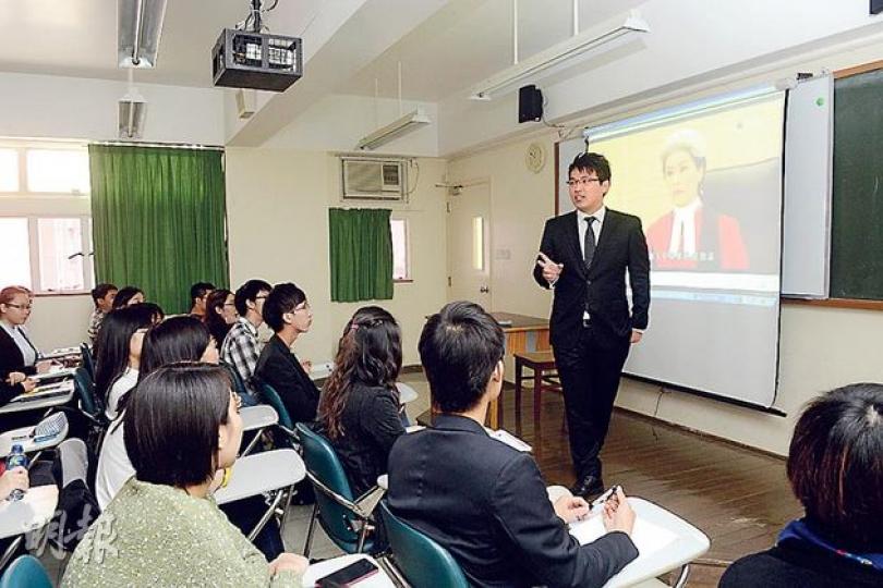 樹仁大學法律與商業學系法律講師林慶舟(站立者)早前在課堂上以無綫劇《法外風雲》作反面教材,糾正劇中法律謬誤,他直指編劇不謹慎,「幾乎每一幕有關上庭的片段都有地方出錯」。(陳淑安攝) 樹仁大學法律與商業學系法律講師林慶舟(站立者)早前在課堂上以無綫劇《法外風雲》作反面教材,糾正劇中法律謬誤,他直指編劇不謹慎,「幾乎每一幕有關上庭的片段都有地方出錯」。(陳淑安攝)