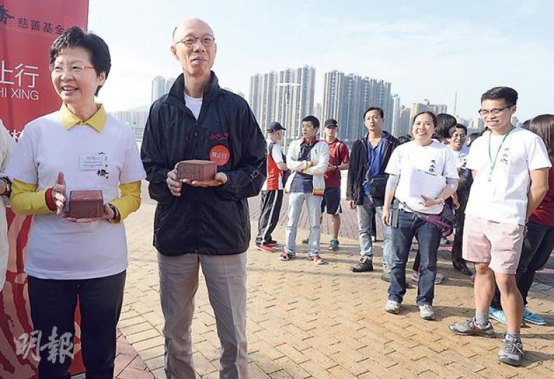 林鄭月娥(左一)與大仔林節思(右一)昨同場出席在荃灣舉行的「無止行2013」起步禮,記者要求二人合照,惟林節思怕醜婉拒,只在起步禮時走近一點,中間就隔着環境局長黃錦星(左二)。(余俊亮攝) 林鄭月娥(左一)與大仔林節思(右一)昨同場出席在荃灣舉行的「無止行2013」起步禮,記者要求二人合照,惟林節思怕醜婉拒,只在起步禮時走近一點,中間就隔着環境局長黃錦星(左二)。(余俊亮攝)