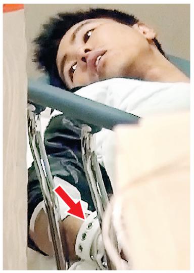 警方懷疑涉斬胞兄與母親的鄭姓男子犯案前曾吸毒,遂將他送院治理及驗毒,他抵院後4小時仍神情呆滯,被綁在病牀上(箭嘴示)。(林智傑攝)警員事後在梯間檢走近一呎長染血菜刀。(丁灝嵐攝) 警方懷疑涉斬胞兄與母親的鄭姓男子犯案前曾吸毒,遂將他送院治理及驗毒,他抵院後4小時仍神情呆滯,被綁在病牀上(箭嘴示)。(林智傑攝)警員事後在梯間檢走近一呎長染血菜刀。(丁灝嵐攝)