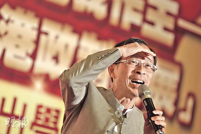 立法會主席曾鈺成昨與傑出學生對話,談及政制發展,他問台下學生是否認為普選必定能令管治更好等問題,但台下沒有學生提出意見,曾鈺成笑言原來傑出學生是「唔講嘢」,台上學生領袖於是發言回應曾氏的提問。(李澤彤攝) 立法會主席曾鈺成昨與傑出學生對話,談及政制發展,他問台下學生是否認為普選必定能令管治更好等問題,但台下沒有學生提出意見,曾鈺成笑言原來傑出學生是「唔講嘢」,台上學生領袖於是發言回應曾氏的提問。(李澤彤攝)