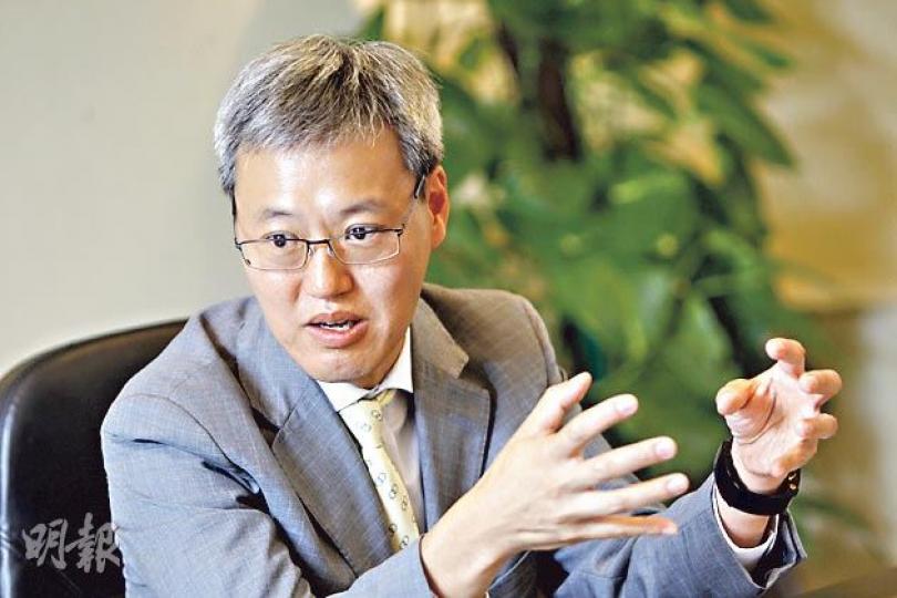 廠商會副會長徐晉暉表示,「產品碳足印聯合標籤」不但有助提升本港廠家的競爭力,也希望藉以提高市民的環保意識。(李澤彤攝) 廠商會副會長徐晉暉表示,「產品碳足印聯合標籤」不但有助提升本港廠家的競爭力,也希望藉以提高市民的環保意識。(李澤彤攝)