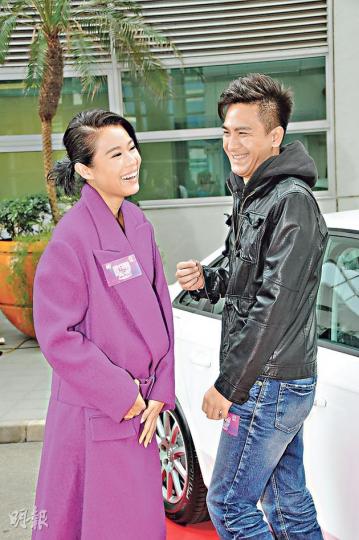 馬國明與胡杏兒鬥拉枱布，最後由杏兒勝出。（攝影/記者：林祖傑）馬國明與胡杏兒鬥拉枱布，勁度十足。（攝影/記者：林祖傑）站在名車前的馬國明全神貫注拉枱布。（攝影/記者：林祖傑）鐵叉（箭嘴示）誤飛名車車身，工作人員紛紛O嘴，在旁的馬國明（右）一臉尷尬。（攝影/記者：林祖傑）價值33萬元的名車車身出現一處小花點（箭嘴示）。（攝影/記者：林祖傑）