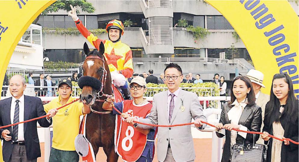 愛駒「一寶」贏了二級賽，雖然沒有太太李嘉欣陪同拉頭馬，但許晉亨依然表現開心。（攝影：梁迺楠）李嘉欣是小JM的遊戲大使，希望藉着遊戲激發兒子的創意。（攝影：梁迺楠）李嘉欣已是一子之母，難怪與小朋友相處特別融洽。（攝影：梁迺楠）