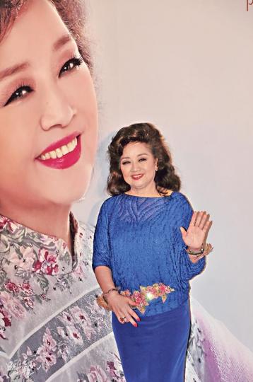 小鳳姐宣布開6場個唱，撲飛要快手了。（攝影/記者：梁迺楠）小鳳姐昨日舉行個唱記者會，鄭裕玲擔任主持，劉德華則送上墨寶祝賀。（攝影/記者：梁迺楠）