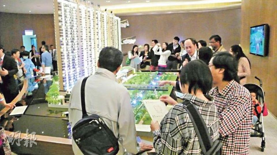 南豐東涌昇薈於剛過去的周末,首度開放設於九龍灣的示範單位及售樓處,參觀市民以用家為主,包括外籍客及家庭客,發展商稱將研究補貼買家印花稅等優惠。(麥穎攝)房協筲箕灣樂融軒示範單位設於長沙灣,昨日下午示範單位樓下出現排隊參觀的人龍,當中不乏長者及筲箕灣街坊。(麥穎攝)睇樓客意見﹕昇薈參觀客葉先生指出,自己原本住在青衣區,由於剛新婚不久,計劃以預算約400多萬元,購買細單位自住,暫未有考慮房協樓或其他新盤。(麥穎攝)睇樓客意見﹕樂融軒參觀客葉先生表示,該盤開價可以接受,先幫家人睇樓,看看間隔是否實用, 南豐東涌昇薈於剛過去的周末,首度開放設於九龍灣的示範單位及售樓處,參觀市民以用家為主,包括外籍客及家庭客,發展商稱將研究補貼買家印花稅等優惠。(麥穎攝)房協筲箕灣樂融軒示範單位設於長沙灣,昨日下午示範單位樓下出現排隊參觀的人龍,當中不乏長者及筲箕灣街坊。(麥穎攝)睇樓客意見﹕昇薈參觀客葉先生指出,自己原本住在青衣區,由於剛新婚不久,計劃以預算約400多萬元,購買細單位自住,暫未有考慮房協樓或其他新盤。(麥穎攝)睇樓客意見﹕樂融軒參觀客葉先生表示,該盤開價可以接受,先幫家人睇樓,看看間隔是否實用,