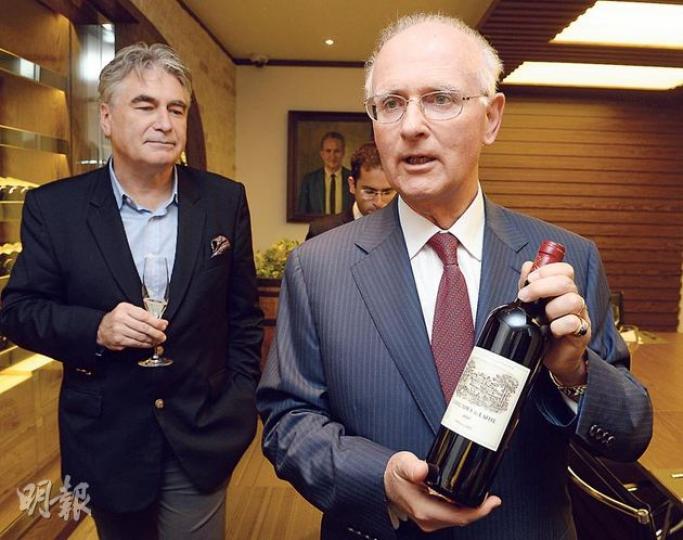 DBR (Lafite)董事長Christophe Salin(左)與Omtis主席及董事長貝利文(右)相識於80年代末。二人為維護拉菲的百年品牌通力合作。貝利文說,曾經有不熟的中國客人一次就要10箱拉菲,出於謹慎,他只願意出貨5箱。(劉焌陶攝) DBR (Lafite)董事長Christophe Salin(左)與Omtis主席及董事長貝利文(右)相識於80年代末。二人為維護拉菲的百年品牌通力合作。貝利文說,曾經有不熟的中國客人一次就要10箱拉菲,出於謹慎,他只願意出貨5箱。(劉焌陶攝)