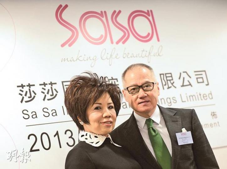 莎莎主席及行政總裁郭少明(圖右)表示,對港澳第三季業務表現仍然滿意,內地業務模式經調整後亦初見成效,有信心下半年可改善。圖左為其太太、莎莎副主席郭羅桂珍。(余俊亮攝) 莎莎主席及行政總裁郭少明(圖右)表示,對港澳第三季業務表現仍然滿意,內地業務模式經調整後亦初見成效,有信心下半年可改善。圖左為其太太、莎莎副主席郭羅桂珍。(余俊亮攝)