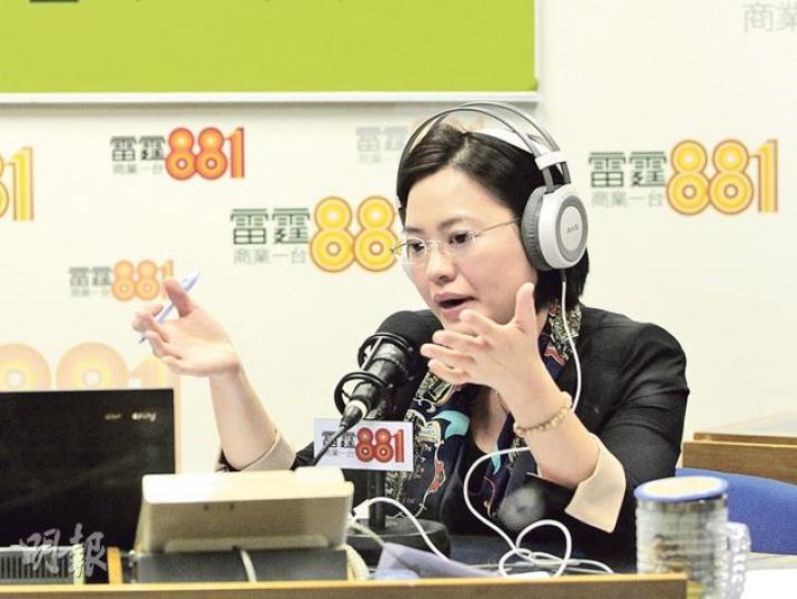 黃潔慧(圖)昨與李慧玲合作主持《左右大局》,被李問到調職事件是否「黑箱作業」,黃沒有直接回應,說「不是黑色,也不代表是白色,我只是認為這是一個正常的節目調動」。(李澤彤攝) 黃潔慧(圖)昨與李慧玲合作主持《左右大局》,被李問到調職事件是否「黑箱作業」,黃沒有直接回應,說「不是黑色,也不代表是白色,我只是認為這是一個正常的節目調動」。(李澤彤攝)