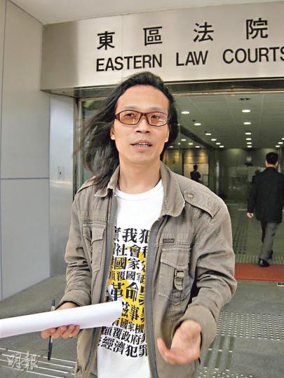被指非法廣播的楊匡(圖)沒聘請律師代表,昨親自於法庭盤問控方證人。庭外他透露,妻子劉沙沙昨到深圳褔田聲援內地維權人士,卻一度失去聯絡。(黃建邦攝) 被指非法廣播的楊匡(圖)沒聘請律師代表,昨親自於法庭盤問控方證人。庭外他透露,妻子劉沙沙昨到深圳褔田聲援內地維權人士,卻一度失去聯絡。(黃建邦攝)