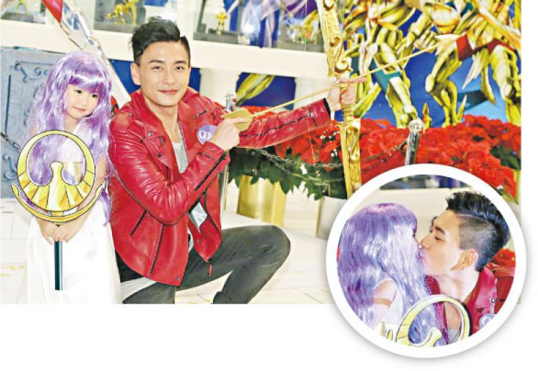 黃宗澤連小妹妹也吸引，主動向他嘴對嘴獻吻。（攝影：梁迺楠）