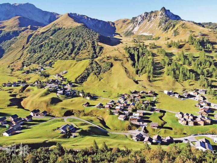 離首都約半小時車程的Malbun,高山連綿,是列支敦士登的度假勝地。(黃潔玲攝)國家博物館內,展出約400至500年前的祭壇掛氈。(黃潔玲攝)郵票博物館麻雀雖小,卻展出列支敦士登作為郵票大國的實力。(黃潔玲攝)小火車其實是汽車,在瓦杜茲大街上穿梭,讓你近距離把首都看一個大概。(黃潔玲攝)王室城堡的花園於每年8月15日國慶開放給民眾。(黃潔玲攝)(明報製圖) 離首都約半小時車程的Malbun,高山連綿,是列支敦士登的度假勝地。(黃潔玲攝)國家博物館內,展出約400至500年前的祭壇掛氈。(黃潔玲攝)郵票博物館麻雀雖小,卻展出列支敦士登作為郵票大國的實力。(黃潔玲攝)小火車其實是汽車,在瓦杜茲大街上穿梭,讓你近距離把首都看一個大概。(黃潔玲攝)王室城堡的花園於每年8月15日國慶開放給民眾。(黃潔玲攝)(明報製圖)