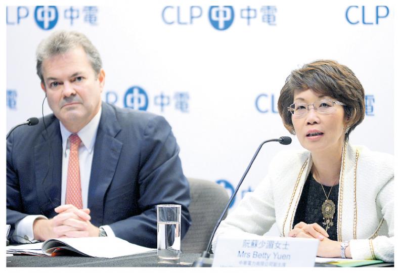 中電副主席阮蘇少湄(右)表示,由於與南方電網有長久合作關係,於中港融合的趨勢下,中華電力主動接觸南方電網合作購入青山發電股權。左為中電首席執行官藍凌志。(葉家豪攝) 中電副主席阮蘇少湄(右)表示,由於與南方電網有長久合作關係,於中港融合的趨勢下,中華電力主動接觸南方電網合作購入青山發電股權。左為中電首席執行官藍凌志。(葉家豪攝)