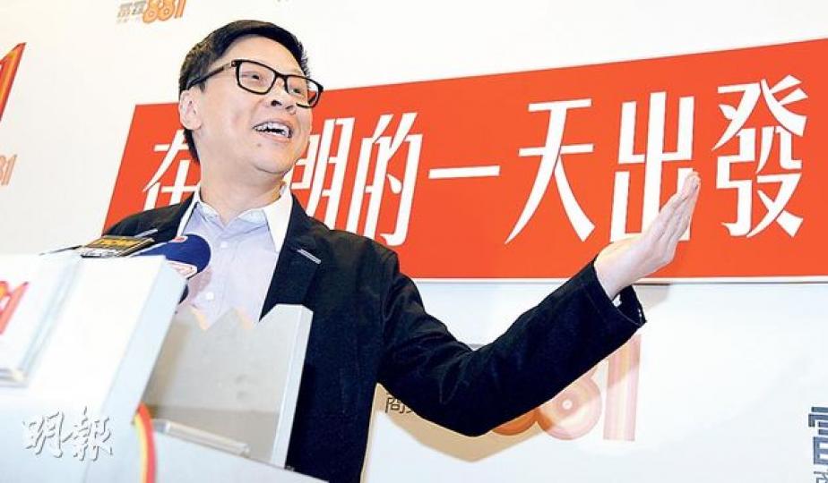 被指向李慧玲發「炒人」短訊的商台行政總裁陳志雲,昨日主持節目後,公開向記者展示與李的短訊內容,表明當日李同意調動及出席記者會,但隨後不見蹤影,多次尋她不果後才發出若不接受新工作安排便結束合約的信息。(李紹昌攝) 被調離《在晴朗的一天出發》的李慧玲昨承認,曾向陳志雲表態自己萌生去意,但當初期望是與接替者順利交接,並非如今處境,稱已對商台失望,但會繼續留守節目。(梁杏怡攝) 被指向李慧玲發「炒人」短訊的商台行政總裁陳志雲,昨日主持節目後,公開向記者展示與李的短訊內容,表明當日李同意調動及出席記者會,但隨後不見蹤影,多次尋她不果後才發出若不接受新工作安排便結束合約的信息。(李紹昌攝) 被調離《在晴朗的一天出發》的李慧玲昨承認,曾向陳志雲表態自己萌生去意,但當初期望是與接替者順利交接,並非如今處境,稱已對商台失望,但會繼續留守節目。(梁杏怡攝)