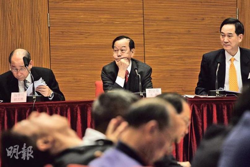 昨會上多名鄉委強烈批評港府「充公」鄉民土地,將大浪西灣納入郊野公園範圍,鄉議局主席劉皇發(右二)說,鄉局只反對港府「變相充公」鄉民土地,重申不反對設郊野公園。其間有出席者沉沉睡去(前)。(李紹昌攝) 昨會上多名鄉委強烈批評港府「充公」鄉民土地,將大浪西灣納入郊野公園範圍,鄉議局主席劉皇發(右二)說,鄉局只反對港府「變相充公」鄉民土地,重申不反對設郊野公園。其間有出席者沉沉睡去(前)。(李紹昌攝)