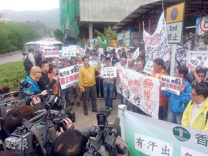 日出康城三期約20名被拖欠薪金工人昨重返地盤示威,勞工處協助工人與大判斡旋後,暫時平息事件。(鍾炳然攝) 日出康城三期約20名被拖欠薪金工人昨重返地盤示威,勞工處協助工人與大判斡旋後,暫時平息事件。(鍾炳然攝)