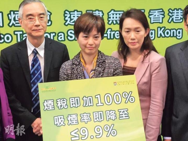 吸煙與健康委員會早前委託港大社會醫學講座教授林大慶(左)做調查,發現戒煙市民中,有32.8%指加煙稅加強其戒煙決心。委員會主席劉文文(中)及總幹事黎慧賢(右)建議倍增現時煙草稅,以將吸煙率推低至單位數。(曾安迪攝) 吸煙與健康委員會早前委託港大社會醫學講座教授林大慶(左)做調查,發現戒煙市民中,有32.8%指加煙稅加強其戒煙決心。委員會主席劉文文(中)及總幹事黎慧賢(右)建議倍增現時煙草稅,以將吸煙率推低至單位數。(曾安迪攝)