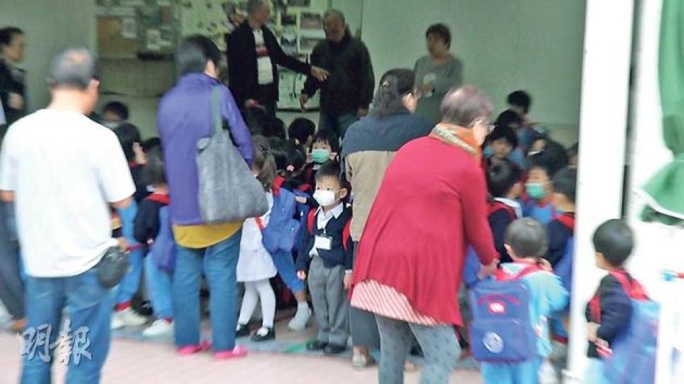 放學時間所見,培正小學幼稚園昨日有不少學童戴上口罩。(林智傑攝) 戴上口罩和手套的清潔工人,放學後在課室內以消毒藥水仔細拭抹桌椅和課室各處。(林智傑攝) 放學時間所見,培正小學幼稚園昨日有不少學童戴上口罩。(林智傑攝) 戴上口罩和手套的清潔工人,放學後在課室內以消毒藥水仔細拭抹桌椅和課室各處。(林智傑攝)