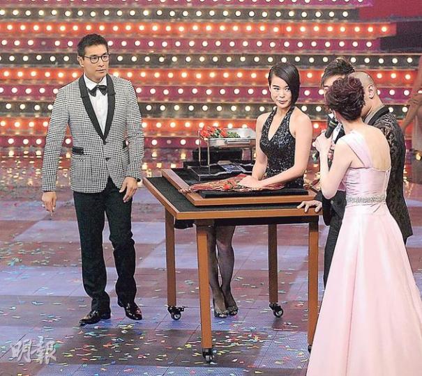 胡杏兒參與「肢解」魔術甚有驚喜。(攝影:鍾偉茵 林祖傑) 快做老竇的陳豪表演「生仔」魔術。(攝影:鍾偉茵 林祖傑) 胡杏兒參與「肢解」魔術甚有驚喜。(攝影:鍾偉茵 林祖傑) 快做老竇的陳豪表演「生仔」魔術。(攝影:鍾偉茵 林祖傑)