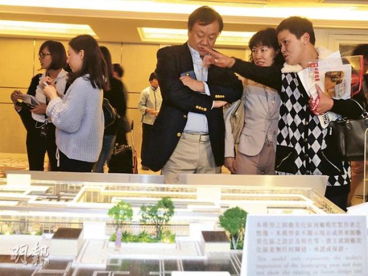囍匯2期示範單位於前日正式開放,兩日已錄逾萬參觀人次,聯交所(現稱港交所)前高層許浩明(右三)及其妻子(右二)昨日亦有到場參觀。(劉焌陶攝) 囍匯2期示範單位於前日正式開放,兩日已錄逾萬參觀人次,聯交所(現稱港交所)前高層許浩明(右三)及其妻子(右二)昨日亦有到場參觀。(劉焌陶攝)
