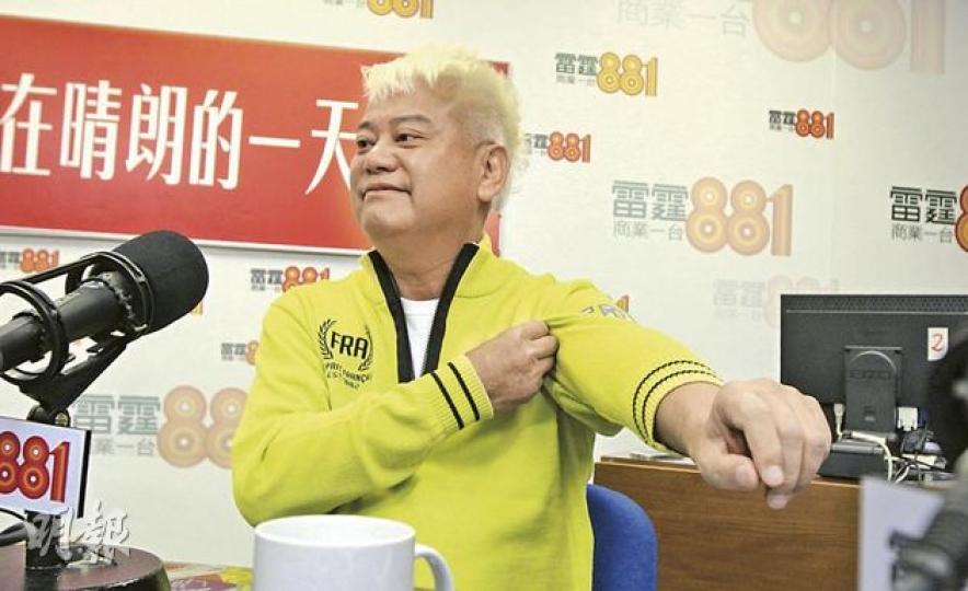 無綫藝人陳百祥昨日在商台節目《在晴朗的一天出發》表示,以收視換捐款的言論是為引人注意,現時已達到目的,又指「為公司壯烈犧牲是我的使命」。(李澤彤攝) 無綫藝人陳百祥昨日在商台節目《在晴朗的一天出發》表示,以收視換捐款的言論是為引人注意,現時已達到目的,又指「為公司壯烈犧牲是我的使命」。(李澤彤攝)