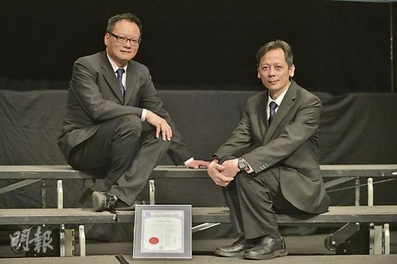 銅鑼灣一間百貨店兩名保安主任石志雄(左)及石志強(右),本年度合共於百貨店內協助警方破獲229宗罪案,昨一同獲警方港島總區頒發十大最佳保安,後者更是連續第二年獲獎。(鄧宗弘攝) 銅鑼灣一間百貨店兩名保安主任石志雄(左)及石志強(右),本年度合共於百貨店內協助警方破獲229宗罪案,昨一同獲警方港島總區頒發十大最佳保安,後者更是連續第二年獲獎。(鄧宗弘攝)