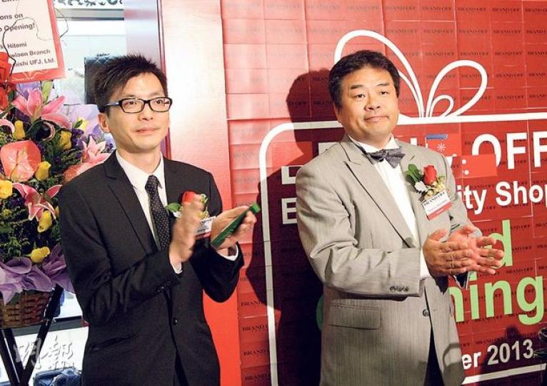 來自日本的二手袋零售商Brand Off昨日在香港開設第11間分店,創辦人兼董事長安山勉(右)表示,稱香港生意不難做,明年計劃再開10間新店。(林俊源攝) 來自日本的二手袋零售商Brand Off昨日在香港開設第11間分店,創辦人兼董事長安山勉(右)表示,稱香港生意不難做,明年計劃再開10間新店。(林俊源攝)