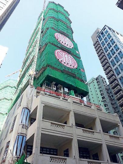 灣仔囍匯2期為港島區8年來首個大型新盤，項目首批推220伙，逾五成屬一房單位，折實平均實用呎價約1.8萬元，低於區內近年落成的樓盤二手呎價兩成，屬灣仔區5年內呎價最平新盤。（林可為攝）