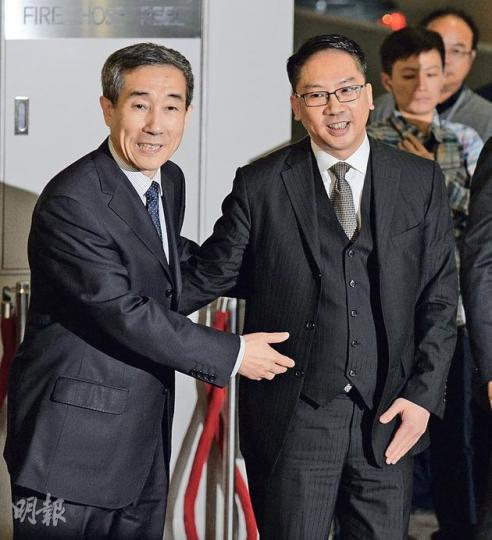 全國人大常委會副秘書長兼基本法委員會主任李飛(左)昨在政府合署與律政司長袁國強(右)會面一個半小時。李飛離開時,一度在攝影機前停下來,主動伸出右手欲與袁國強握手合照,但袁國強一時未有伸手回應,變成李飛的手懸在半空。(余俊亮攝) 全國人大常委會副秘書長兼基本法委員會主任李飛(左)昨在政府合署與律政司長袁國強(右)會面一個半小時。李飛離開時,一度在攝影機前停下來,主動伸出右手欲與袁國強握手合照,但袁國強一時未有伸手回應,變成李飛的手懸在半空。(余俊亮攝)