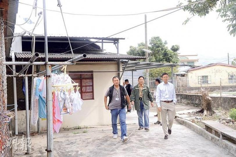 探員昨早再到女事主寓所調查，向其丈夫錄取口供後離去。（湯俊彥攝） 墮胎婦人的丈夫昨傍晚攜女兒離開寓所，其間一直拒答記者提問。（湯俊彥攝）