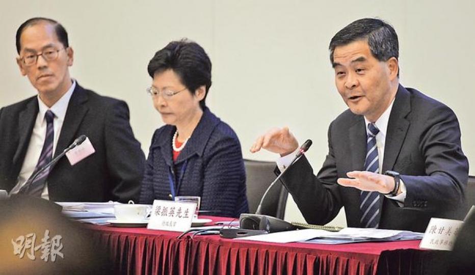 特首梁振英（右）、政務司長林鄭月娥（中）和民政事務局長曾德成（左）昨日出席地方行政高峰會匯報交流會。梁振英指出，香港土地短缺，大嶼山的經濟發展潛質大，政府對港珠澳大橋香港落腳點的經濟效益有新想法，會有一些動作，但沒有說是什麼動作。（李紹昌攝）