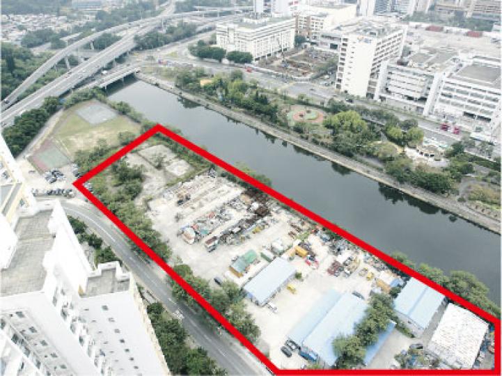 沙田碩門邨對出的這塊2.27公頃土地（紅框示），現為休憩用地，暫租予政府部門使用，本來用途是興建球場和公園，但房署提出將之變成住宅地建4幢公屋，引來居民不滿。（郭慶輝攝）