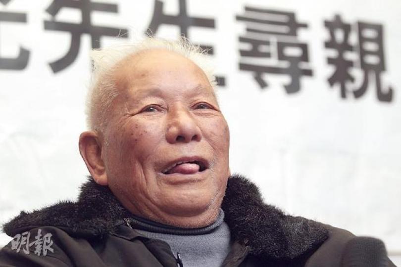 82歲的「蝦仔」陳玉光(內地改名鄭周幹),11歲時被誘拐離港,在內地經歷國共內戰、文革等動盪,輾轉踏入耄耋之年,終得到兒子協助來港尋找失散70多年的親人。(郭慶輝攝) 陳玉光1940年代與兩幼弟居於中環同文街27號,1942年被拐賣至內地。圖為他舊居同文街範圍,當年建築早被拆卸,同文街亦只剩下在中環中心附近、與德輔道中連接的一段路。(郭慶輝攝) 82歲的「蝦仔」陳玉光(內地改名鄭周幹),11歲時被誘拐離港,在內地經歷國共內戰、文革等動盪,輾轉踏入耄耋之年,終得到兒子協助來港尋找失散70多年的親人。(郭慶輝攝) 陳玉光1940年代與兩幼弟居於中環同文街27號,1942年被拐賣至內地。圖為他舊居同文街範圍,當年建築早被拆卸,同文街亦只剩下在中環中心附近、與德輔道中連接的一段路。(郭慶輝攝)