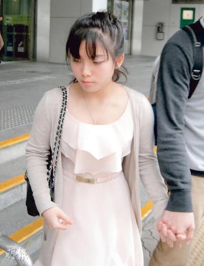 事主溫活羚（圖）昨在男友人陪同下到庭作供，其間曾被裁判官指供辭不清晰，休庭時一度飲泣。由於案件牽涉被告和多名途人，事主、法官及控辯雙方為清晰起見，決定以「穿紅色褲的人」、「穿杏色褲的人」及「穿黑色褲的人」作為區別。（黃建邦攝） 駐守西區反黑組偵緝警員黃子恆（圖），被指光天化日強搶iPhone5，昨於東區裁判法官受審。庭上每當聽到女事主指他是賊，他便頓時眉頭深鎖。（黃建邦攝）