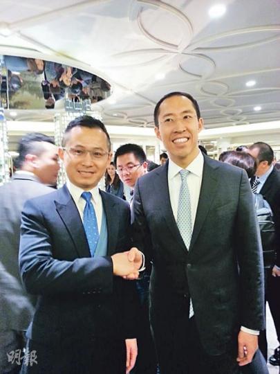 信置執行董事黃永光（右）、合和董事總經理胡文新（左），昨日一齊現身囍匯2期售樓處；他們強調，本港市民的購買力一直沒有退減，市場亦已習慣一手銷售條例，並對囍匯2期銷情有信心。（林可為攝）